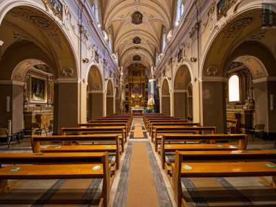 Ma � arrivato ora il momento di entrare. Partiamo dalla chiesa, il cui interno � a tre navate con volte a botte ornate da stucchi barocchi e scandite da archi ellittici su pilastri